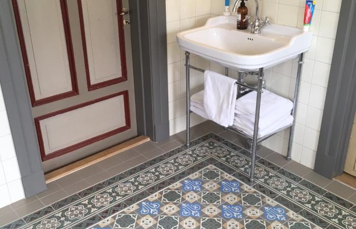 An antique Belgian ceramic in a Swedish country house bathroom