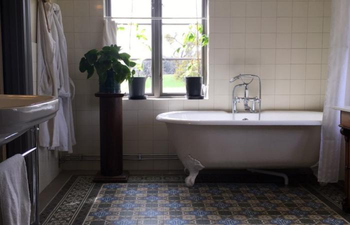 An antique Belgian ceramic in a Swedish country house bathroom