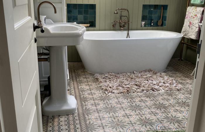 Practical and beautiful - Cool calm tones in this London bathroom