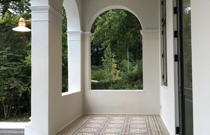 An art nouveau ceramic on a Danish villa entrance