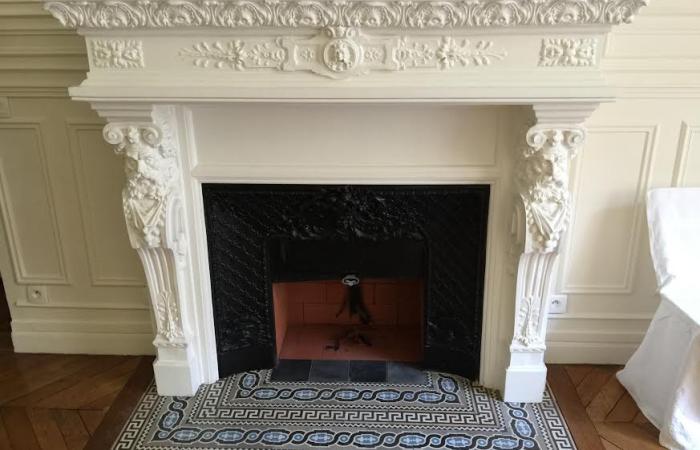 Antique Maufroid et Soeur tiles in a period Parisienne chimney