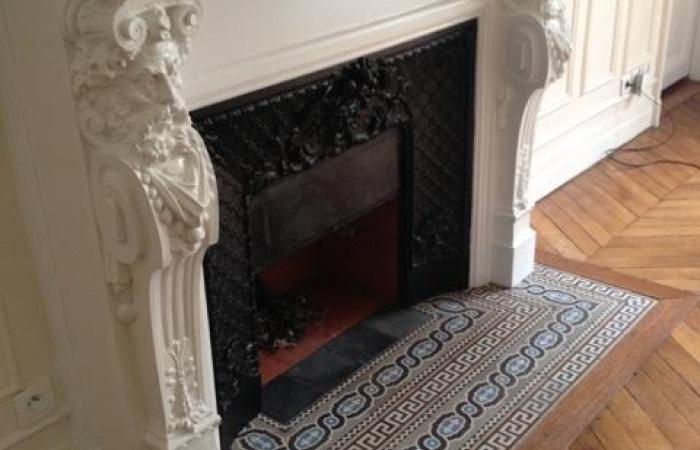 Antique Maufroid et Soeur tiles in a period Parisienne chimney