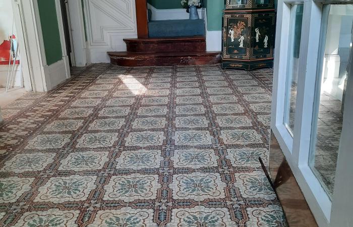 A Morialme antique ceramic in a Georgian house hallway