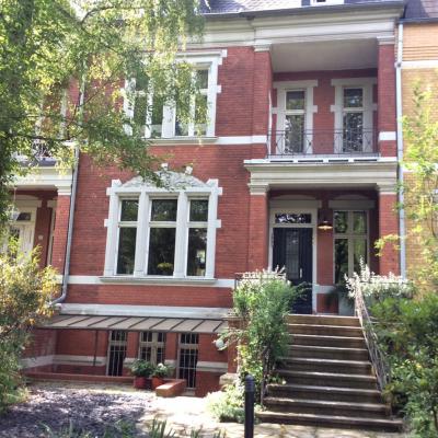 Beautiful and practical, a welcoming Berlin house entrance 