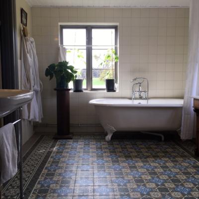 An antique Belgian ceramic in a Swedish country house bathroom