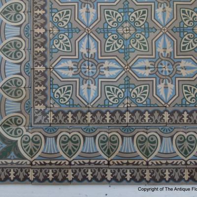 3.75 m2+ antique ceramic vegetal themed floor with half size borders