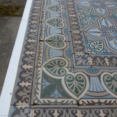 3.75 m2+ antique ceramic vegetal themed floor with half size borders