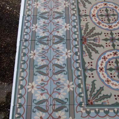 11m2 / 120 sq. ft antique floral themed floor with back to back borders