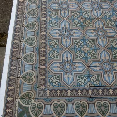 3.75 m2+ antique ceramic vegetal themed floor with half size borders
