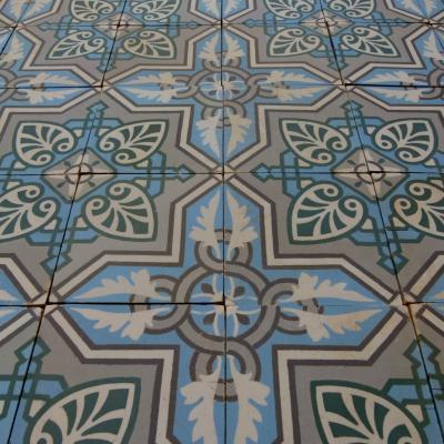 3.75 m2+ antique ceramic vegetal themed floor with half size borders