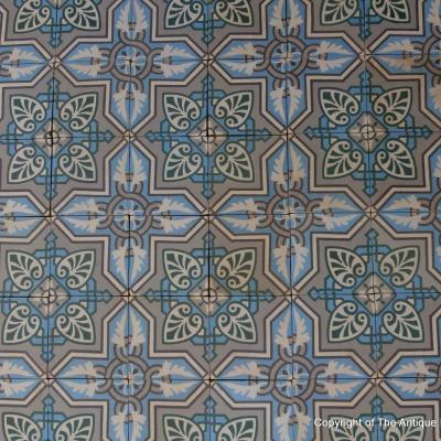 3.75 m2+ antique ceramic vegetal themed floor with half size borders