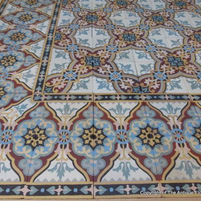 A large, 19m2 / 205 sq ft Montplaisir ceramic with back to back borders