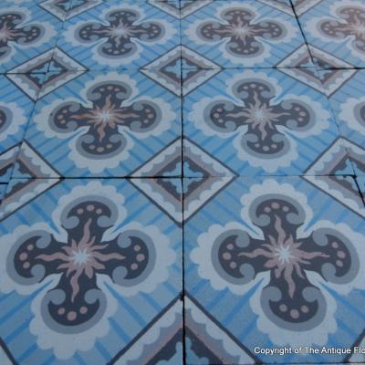 10m2 art nouveau floor with a flowing triple border