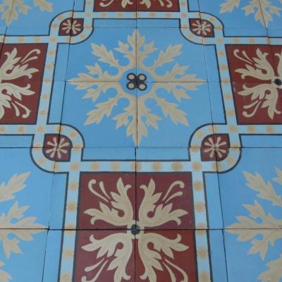 Crisp colours on an antique Douvrin floor c.16m2 / 173 sq ft.