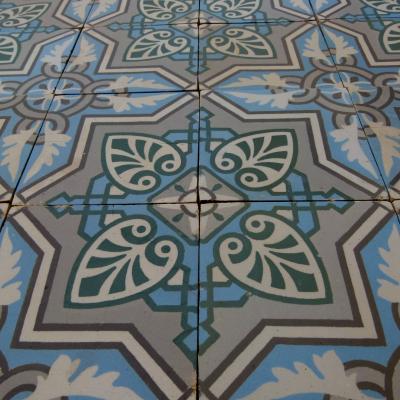 3.75 m2+ antique ceramic vegetal themed floor with half size borders