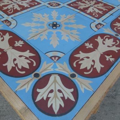 Crisp colours on an antique Douvrin floor c.16m2 / 173 sq ft.