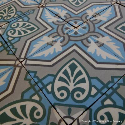 3.75 m2+ antique ceramic vegetal themed floor with half size borders