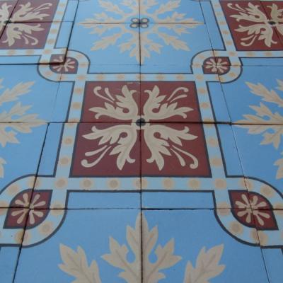 Crisp colours on an antique Douvrin floor c.16m2 / 173 sq ft.