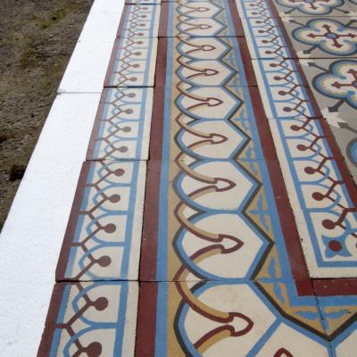 A large Chimay ceramic with triple borders - c.33.25m2 / 360 sq ft.