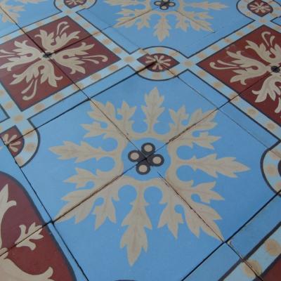 Crisp colours on an antique Douvrin floor c.16m2 / 173 sq ft.