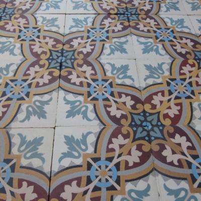 A large, 19m2 / 205 sq ft Montplaisir ceramic with back to back borders