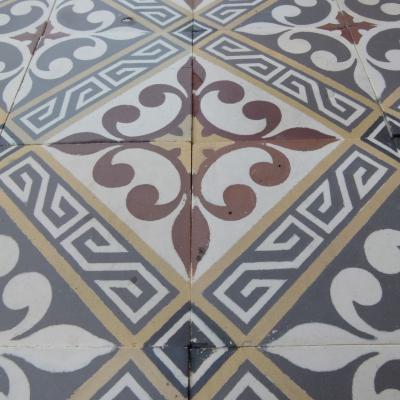 +/- 9m2 antique French ceramic floor c.1915-1920