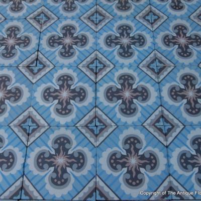 10m2 art nouveau floor with a flowing triple border