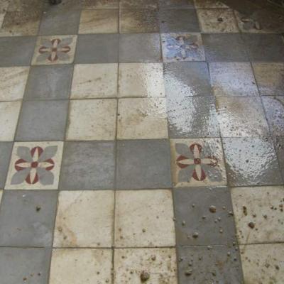 11m2 antique carreaux de ciment floor of 14cm sq tiles