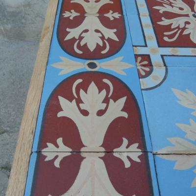 Crisp colours on an antique Douvrin floor c.16m2 / 173 sq ft.