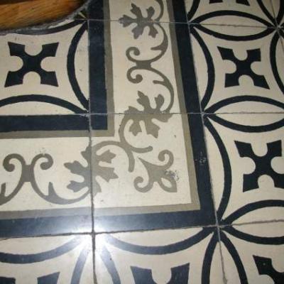 Small antique French carreaux de ciments floor – linked rings