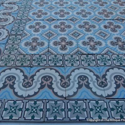 10m2 art nouveau floor with a flowing triple border