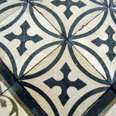 Small antique French carreaux de ciments floor – linked rings