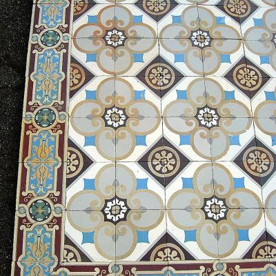 Small Sand & Cie antique ceramic floor with beautiful borders