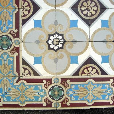 Small Sand & Cie antique ceramic floor with beautiful borders