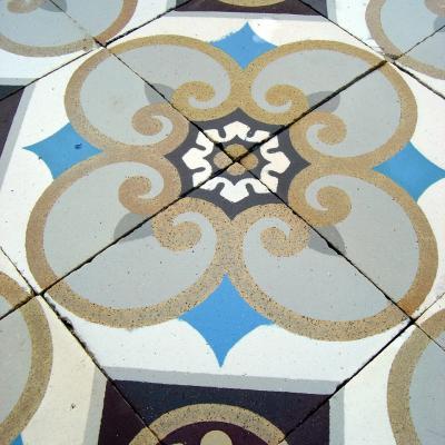 Small Sand & Cie antique ceramic floor with beautiful borders