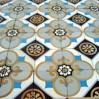 Small Sand & Cie antique ceramic floor with beautiful borders