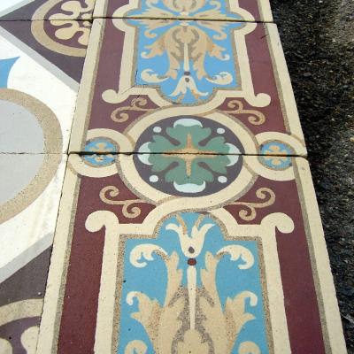 Small Sand & Cie antique ceramic floor with beautiful borders