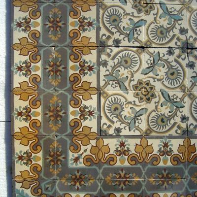 A small 3m2 art nouveau French ceramic floor with double borders 