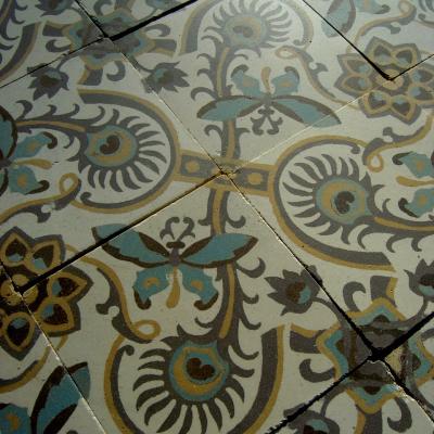 A small 3m2 art nouveau French ceramic floor with double borders 