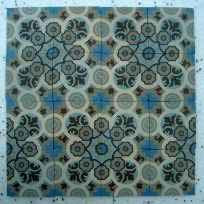 A pretty 2m2 / 20 sq ft+ antique Belgian Hemiksem ceramic tiles c.1920