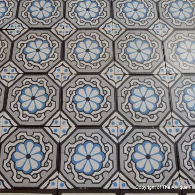 9m2 antique ceramic St. Ghislaine floor with triple border tiles