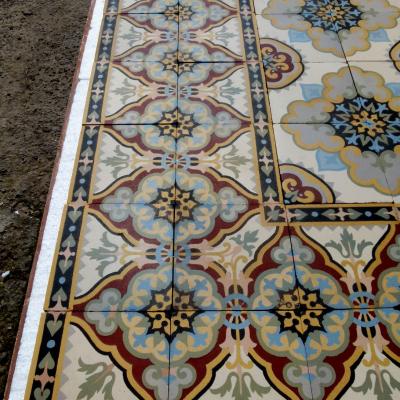 c.12m2 to 17m2 antique Maubeuge ceramic floor with rich double borders