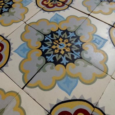 c.12m2 to 17m2 antique Maubeuge ceramic floor with rich double borders