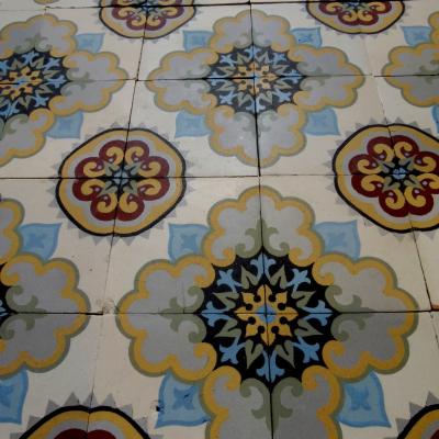 c.12m2 to 17m2 antique Maubeuge ceramic floor with rich double borders