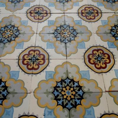 c.12m2 to 17m2 antique Maubeuge ceramic floor with rich double borders