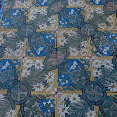 Rare - 19m2 - Antique ceramic Boch Freres floral themed floor with original borders