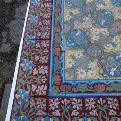 Rare - 19m2 - Antique ceramic Boch Freres floral themed floor with original borders