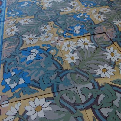 Rare - 19m2 - Antique ceramic Boch Freres floral themed floor with original borders