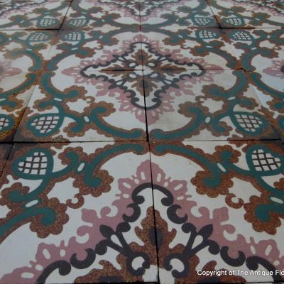 11.5m2 / 123 sq ft art nouveau ceramic floor with half size border