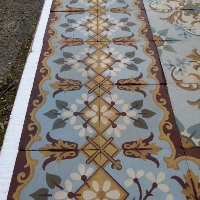 10m2 - Period French ceramic in a cool palette with double borders